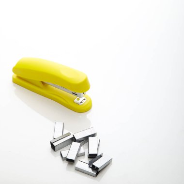 Beyaz zemin üzerine sarı zımba için metin kopya alanı - Ofis Kırtasiye