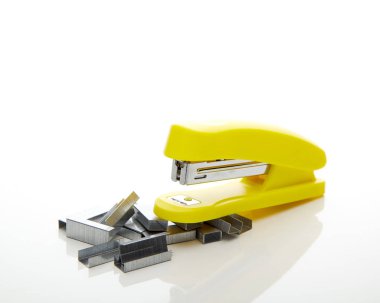 Beyaz zemin üzerine sarı zımba için metin kopya alanı - Ofis Kırtasiye