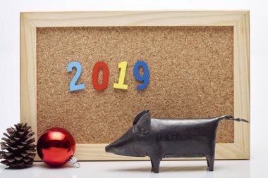 Mutlu yeni yıl 2019 şerit, Noel top, cam şampanya, çam kozalakları, mantar pano sayı ifadeler ile kutlamak