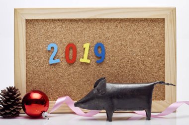 Mutlu yeni yıl 2019 şerit, Noel top, cam şampanya, çam kozalakları, mantar pano sayı ifadeler ile kutlamak