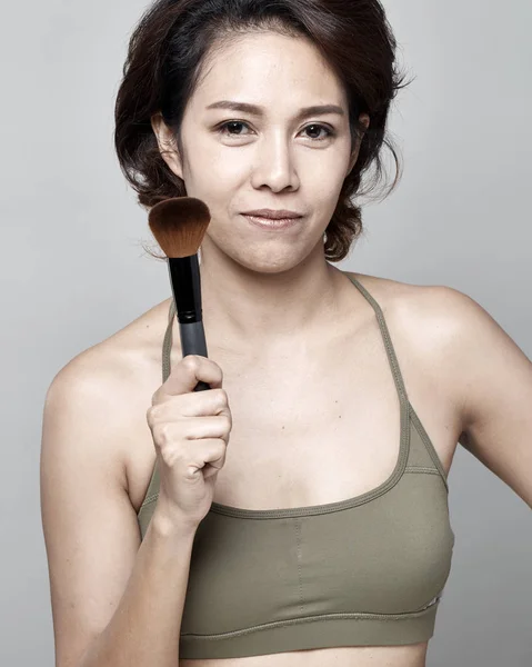Ázsiai Fiatal Gyönyörű Nőt Alkalmazó Kozmetikai Por Kefével Arca Fehér — Stock Fotó