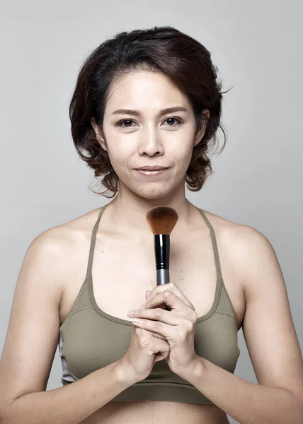 Asya Genç Güzel Kadın Kozmetik Toz Fırça Yüz Beyaz Arka — Stok fotoğraf