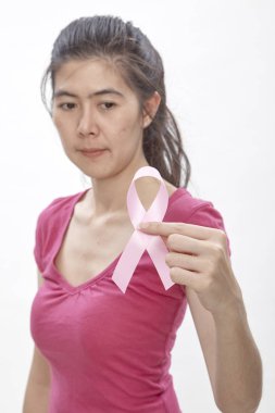 Kadın pembe kanser şerit göğüs üzerinde. Sağlık, tıp ve meme kanseri bilinçlendirme kavramı. Stüdyo vurdu, açık beyaz renkli, sigorta sağlık sistemi
