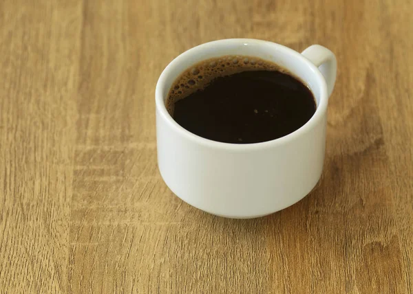 Café Negro Una Taza Café Sobre Fondo Madera — Foto de Stock