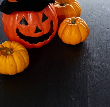 halloween pumpkins Jack O Lantern kopya alanı siyah ahşap zemin üzerine