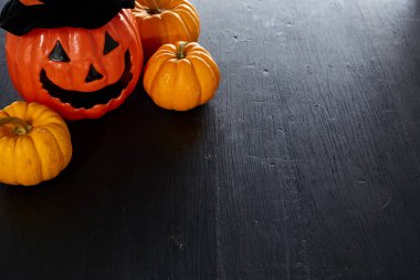 halloween pumpkins Jack O Lantern kopya alanı siyah ahşap zemin üzerine