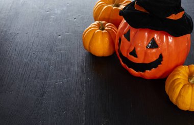 halloween pumpkins Jack O Lantern kopya alanı siyah ahşap zemin üzerine