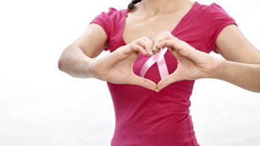 Kadın pembe kanser şerit göğüs üzerinde. Sağlık, tıp ve meme kanseri bilinçlendirme kavramı. Stüdyo vurdu, açık beyaz renkli, sigorta sağlık sistemi