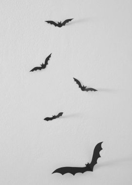 Cadılar Bayramı siyah kağıt yarasalar uçan duvar beyaz arka plan üzerinde dekorasyon konsepti boş alan olarak tasarladığınız, doğal ışık