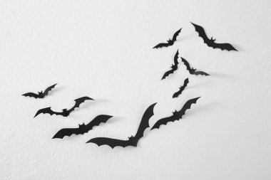 Cadılar Bayramı siyah kağıt yarasalar uçan duvar beyaz arka plan üzerinde dekorasyon konsepti boş alan olarak tasarladığınız, doğal ışık