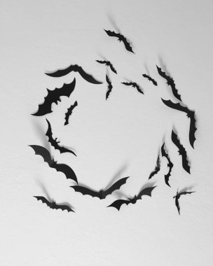 Cadılar Bayramı siyah kağıt yarasalar uçan duvar beyaz arka plan üzerinde dekorasyon konsepti boş alan olarak tasarladığınız, doğal ışık