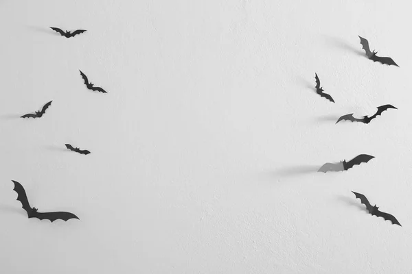 あなたのデザインは 自然光壁に白背景 装飾概念空き領域上を飛んでハロウィーン黒紙バット — ストック写真