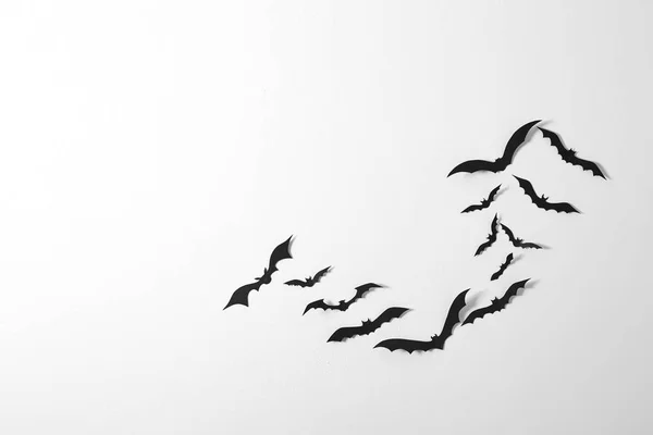 Halloween Morcegos Papel Preto Voando Sobre Fundo Branco Parede Conceito — Fotografia de Stock