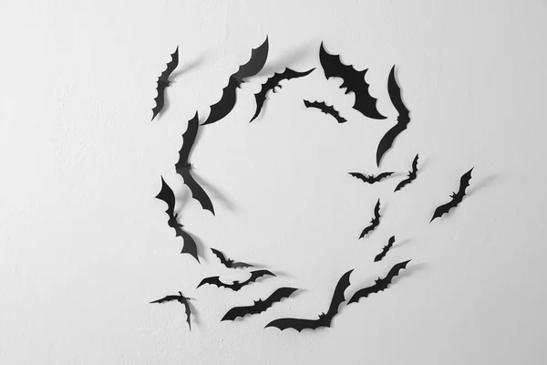 Halloween Schwarze Papierfledermäuse Fliegen Über Wand Weißen Hintergrund Dekorationskonzept Freien — Stockfoto