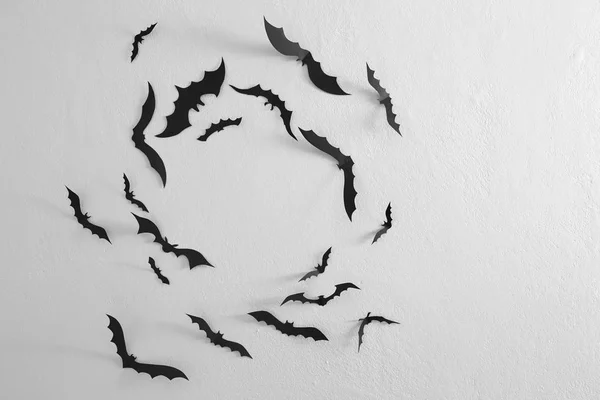 Bâtons Papier Noir Halloween Volant Dessus Mur Fond Blanc Décoration — Photo