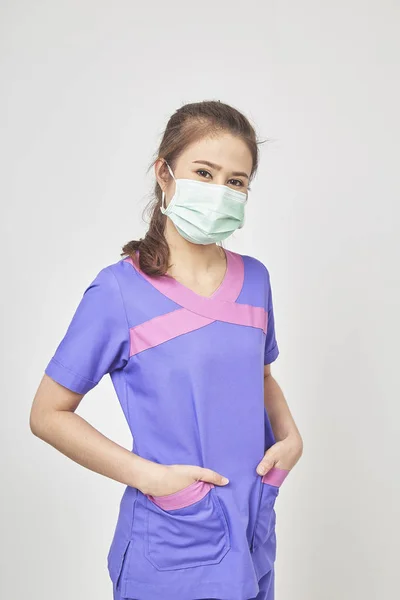 Azjaci Piękny Młody Lekarz Białe Maski Medyczne Ogląda Aparatu Stałego — Zdjęcie stockowe