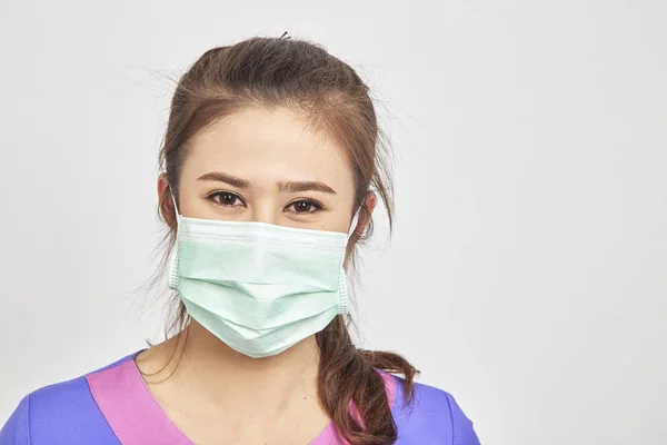 Azjaci Piękny Młody Lekarz Białe Maski Medyczne Ogląda Aparatu Stałego — Zdjęcie stockowe