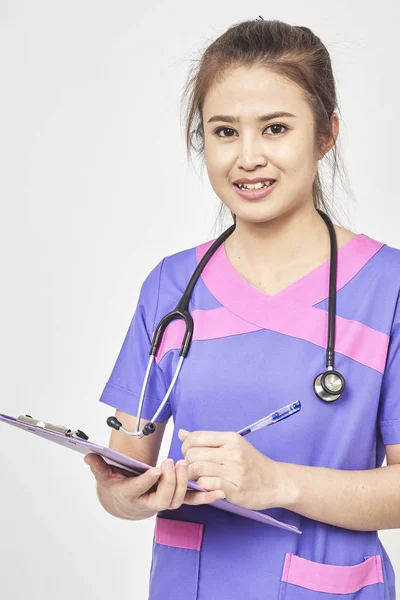 Ευτυχισμένος Ασιάτες Νεαρό Θηλυκό Οικογενειακός Γιατρός Κατέχει Μπλε Φάκελο Έγγραφα — Φωτογραφία Αρχείου