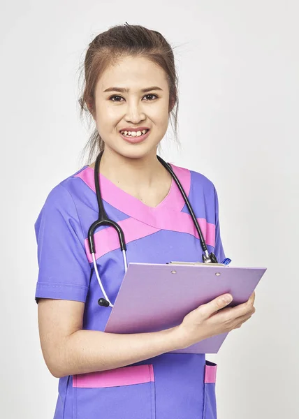 Feliz Asiáticos Joven Médico Familia Femenino Sostiene Carpeta Azul Con —  Fotos de Stock