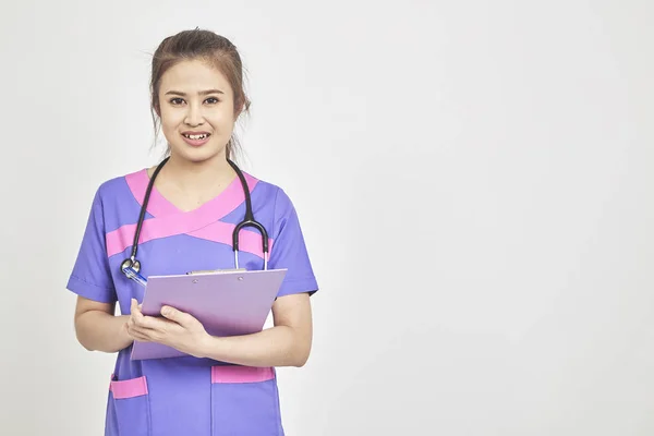 Mutlu Asyalılar Genç Kadın Aile Doktoru Belgelerle Mavi Dosyayı Tutan — Stok fotoğraf