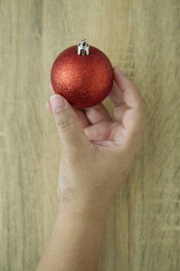 Kapatın eller Noel kompozisyon süslemeleri, üstten görünüm, düz yatıyordu.