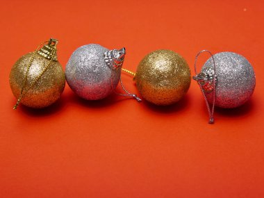 Yüksek açı metin alanı olan kırmızı papar arka plan üzerinde Noel topları görüntülemek