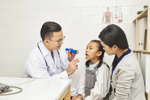 Asian Man Doctor Examination Young Child Mother Prevention Health Care — Stock Photo, Image