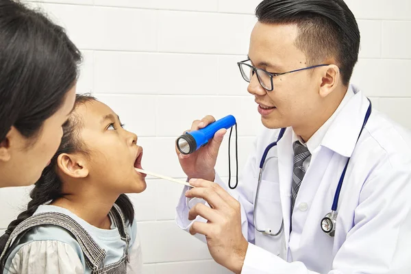 若い子と母の予防と健康管理の概念 基本的な医療アジア アジア男医師試験 — ストック写真