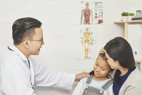 若い子と母の予防と健康管理の概念 基本的な医療アジア アジア男医師試験 — ストック写真
