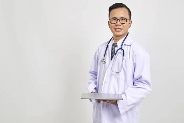 Asiáticos Sorridentes Médico Segurando Comprimido Digital Isolado Fundo Branco Novo — Fotografia de Stock