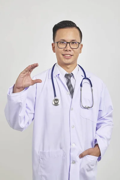 Usmívající Doktor Asiaté Drží Izolát Digitální Tabletu Bílém Pozadí Nové — Stock fotografie