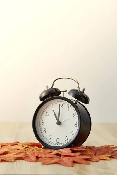 Sommerzeit Konzept Zeit Für Herbstuhr Und Blätter Auf Holztisch Mit — Stockfoto