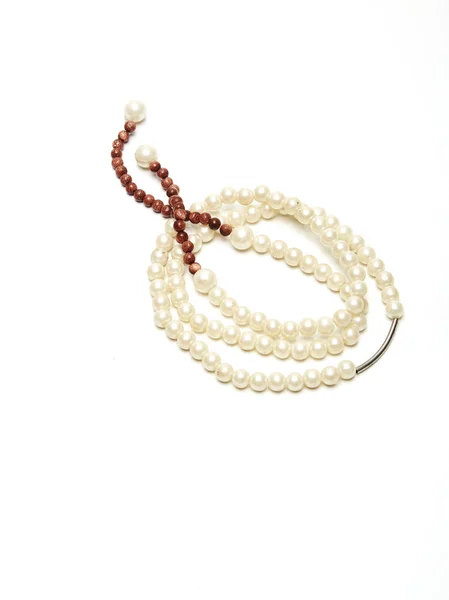 Legante Collar Perlas Blancas Aisladas Sobre Fondo Blanco — Foto de Stock