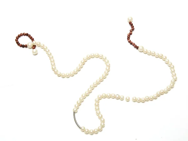 Legant 白色珍珠项链被隔绝在白色背景上 — 图库照片