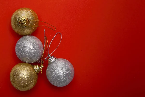 Bolas Navidad Ángulo Alto Sobre Fondo Papar Rojo Con Espacio —  Fotos de Stock