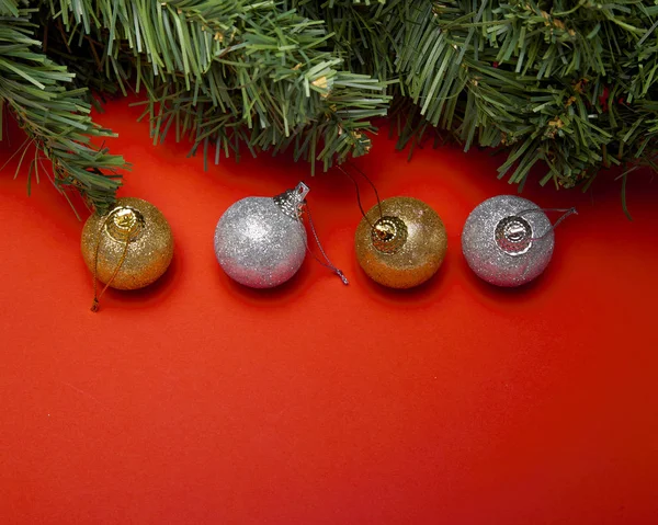 Alto Ângulo Ver Bolas Natal Fundo Papar Vermelho Com Espaço — Fotografia de Stock