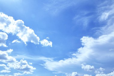 Gökyüzündeki bulutlar dramatik düşük açılı görünümü