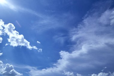 Gökyüzündeki bulutlar dramatik düşük açılı görünümü