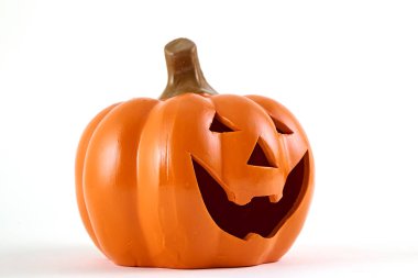 Cadılar Bayramı Balkabağı çizgi film beyaz bir arka plan üzerinde mutlu bir yüzü var. Gece yarısı bir boş tasarım tema, ayın, ışığı olduğunu.