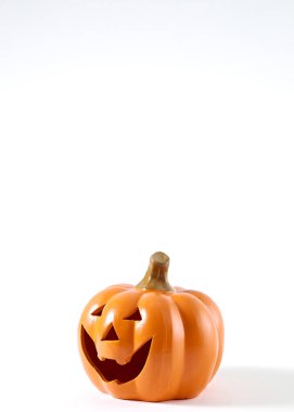 Cadılar Bayramı Balkabağı çizgi film beyaz bir arka plan üzerinde mutlu bir yüzü var. Gece yarısı bir boş tasarım tema, ayın, ışığı olduğunu.