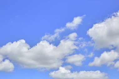 Güzel beyaz bulutlar gökyüzü doğa arka planda