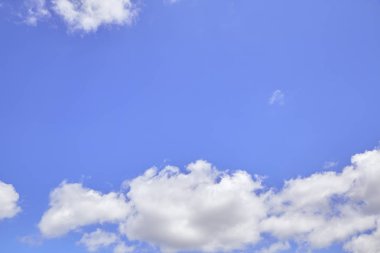 Güzel beyaz bulutlar gökyüzü doğa arka planda