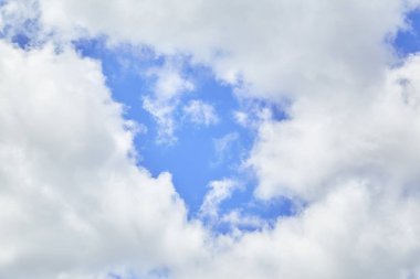 Güzel beyaz bulutlar gökyüzü doğa arka planda