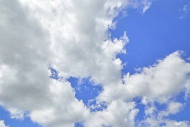 Güzel beyaz bulutlar gökyüzü doğa arka planda