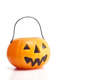 Plastik jack-o-lantern hile veya metin için kullanılabilir boş alan beyaz zemin üzerine tedavi