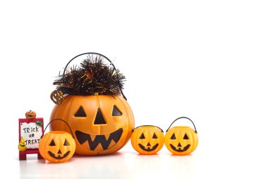 Plastik jack-o-lantern hile veya metin için kullanılabilir boş alan beyaz zemin üzerine tedavi