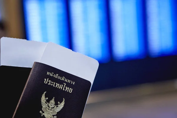 Man Linkerhand Houden Thailand Paspoort Ogto Japan Met Luchthaven Vluchtschema — Stockfoto