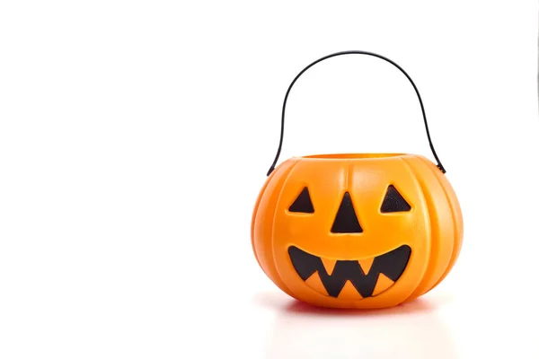 Plastik jack-o-lantern hile veya metin için kullanılabilir boş alan beyaz zemin üzerine tedavi