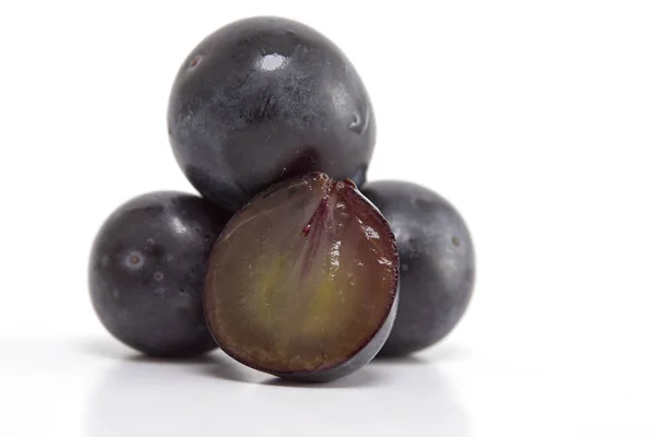 Verse Paars Zwart Druiven Witte Achtergrond — Stockfoto