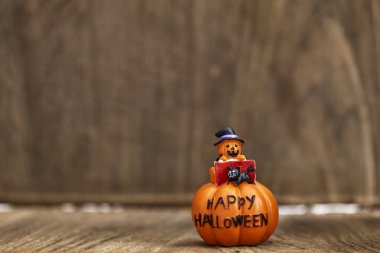 Cadılar Bayramı Balkabağı oyuncak dekorasyon ahşap masa arka planda tatil fikirleri için yaratıcı kompozisyon için Cadılar Bayramı partisi bezemeli ya parani ya canini, oda ışığında